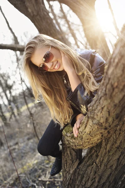 Woman lay on a tree trunk — Stock Photo, Image