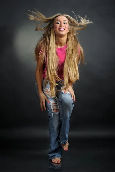 Mujer joven bailando — Foto de Stock