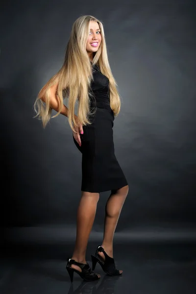 Blonda damen i svart klänning — Stockfoto