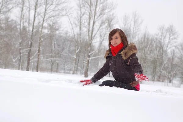 Κορίτσι παιχνίδι στο χιόνι — Φωτογραφία Αρχείου