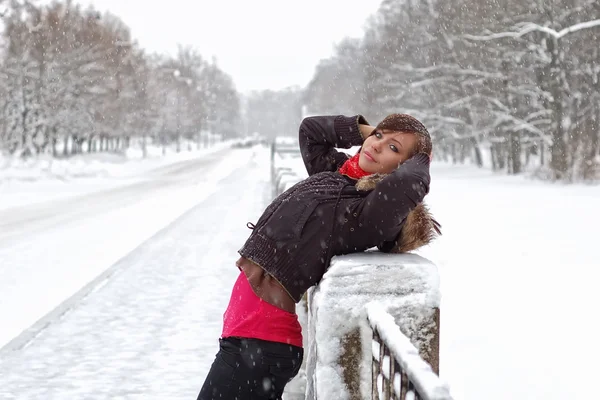 Žena pod sněhem — Stock fotografie