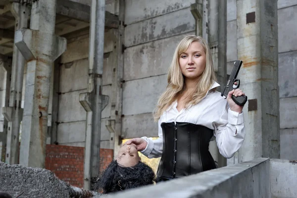 Woman bounty hunter with pistol in her hands — Stock Photo, Image