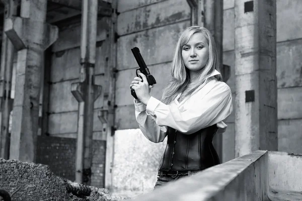 Frau mit Pistole — Stockfoto