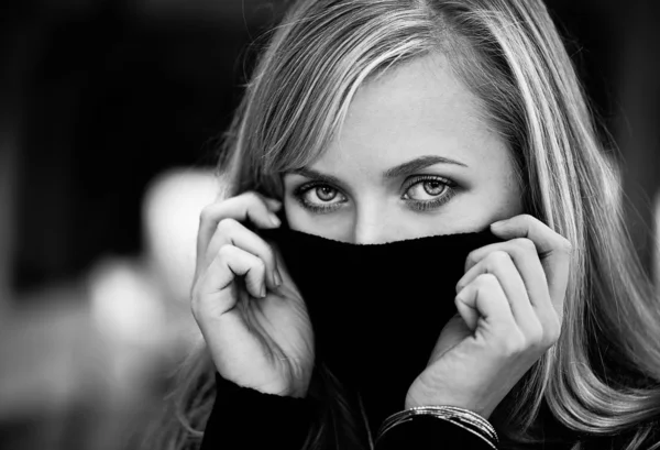 Woman hide face — Stock Photo, Image