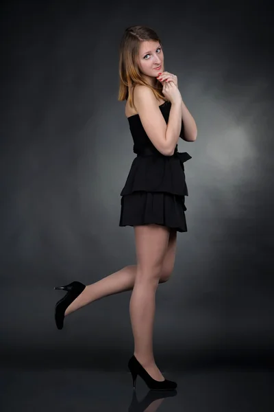 Κορίτσι με μαύρο φόρεμα — Φωτογραφία Αρχείου