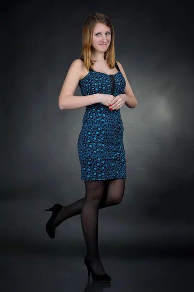 Девушка в синем платье — стоковое фото