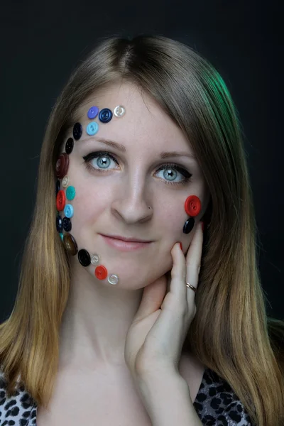 Retrato creativo de chica con botones — Foto de Stock