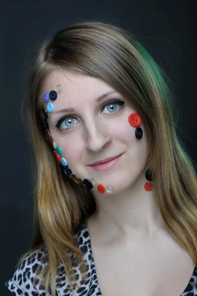 Retrato creativo de chica con botones — Foto de Stock