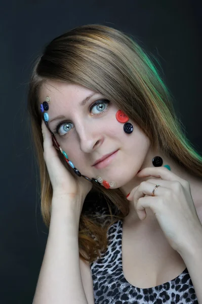 Yaratıcı düğmeleri ile kız portresi — Stok fotoğraf