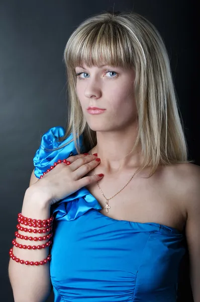 Kobieta w niebieska sukienka z koralików w dłoni — Zdjęcie stockowe