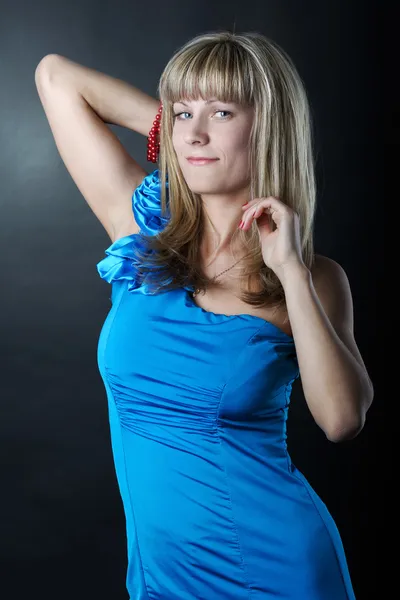 Kvinna i blå klänning med pärlor i handen — Stockfoto