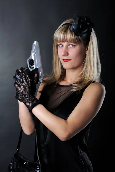 Femme gangster avec pistolet en robe noire — Photo