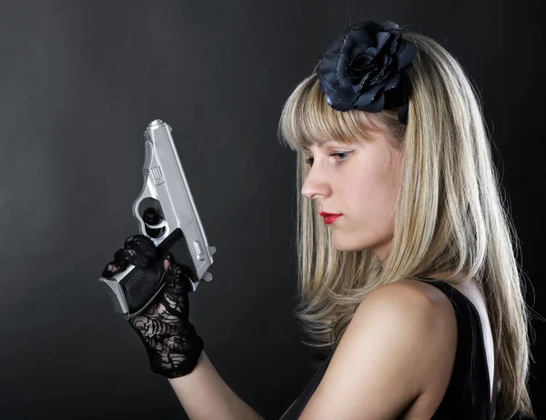 Gangster femme blonde avec pistolet — Photo