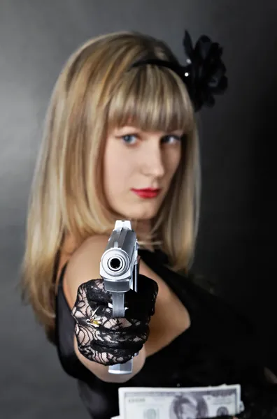 Gangster mulher com pistola (foco na pistola ) — Fotografia de Stock