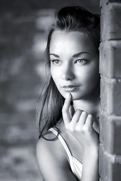 Портрет девушки возле кирпичной стены — стоковое фото