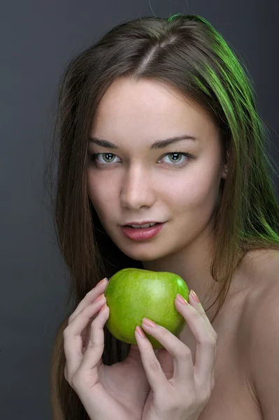 Frau mit Apfel — Stockfoto