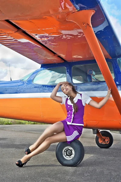 Kobieta pozowanie w pobliżu samolotu — Zdjęcie stockowe