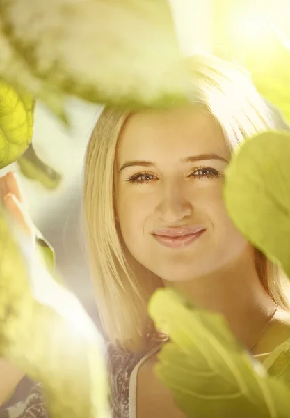 Blondes Mädchen in Blättern — Stockfoto