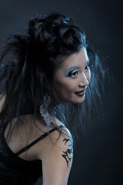 Gotik Asyalı kız