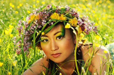 Asyalı kadın ile çelenk