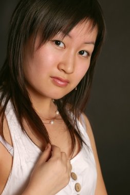 siyah arka plan üzerinde güzel Asyalı kız portresi