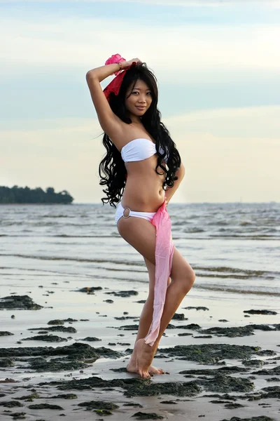 Azji kobieta w białym bikini — Zdjęcie stockowe