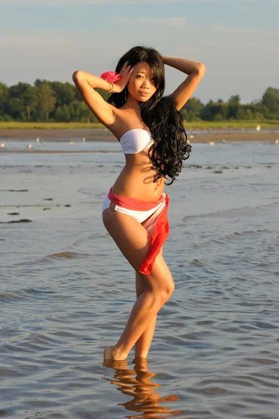 Aziatische vrouw in witte bikini — Stockfoto