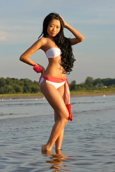 Femme asiatique en bikini blanc — Photo