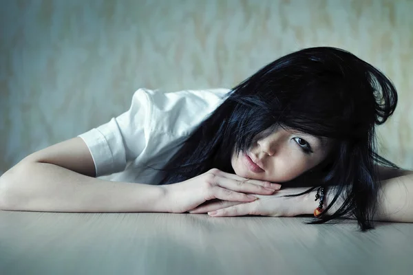 Menina asiática descansar sobre a mesa — Fotografia de Stock