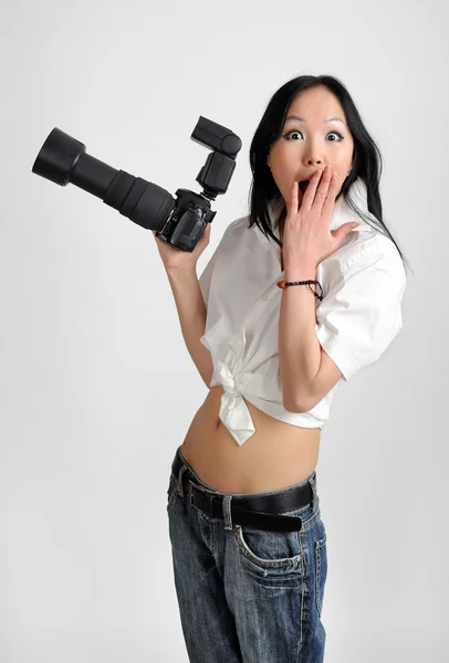 Gyönyörű mosolygós ázsiai nő fényképezőgéppel — Stock Fotó
