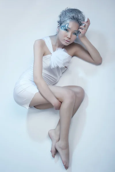 美しい女性で白いドレス — ストック写真