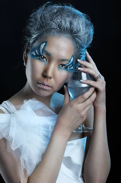 Porträt einer Frau mit kreativem Make-up — Stockfoto