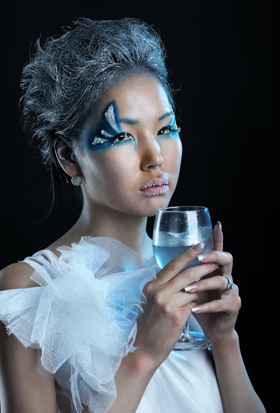 Portrét ženy s kreativní make-up a sklenice na víno — Stock fotografie