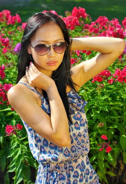 Asiatische Frau mit Sonnenbrille — Stockfoto