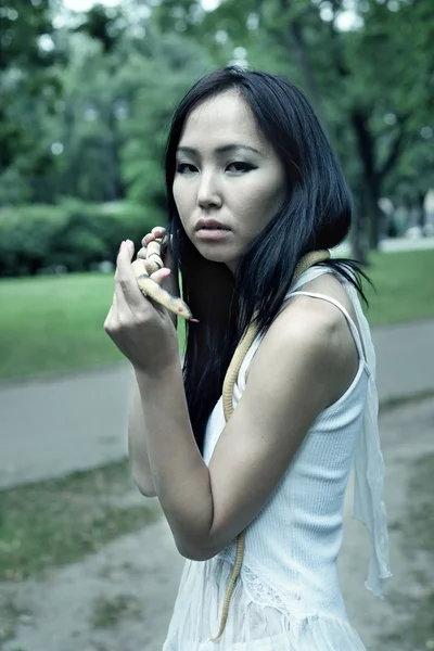 Asiatische Frau mit Schlange — Stockfoto