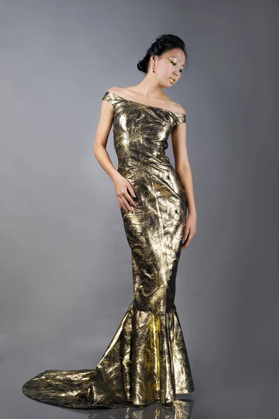 Bela ásia mulher no dourado noite vestido — Fotografia de Stock