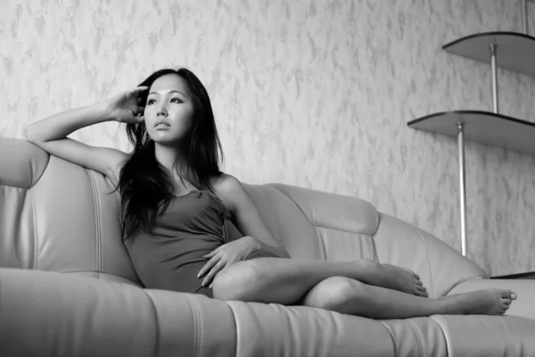 悲伤亚洲女人在沙发上 — 图库照片