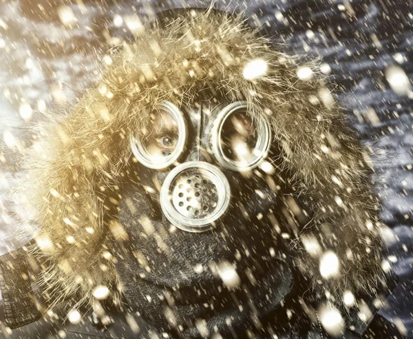 Hombre en respirador bajo la nieve — Foto de Stock