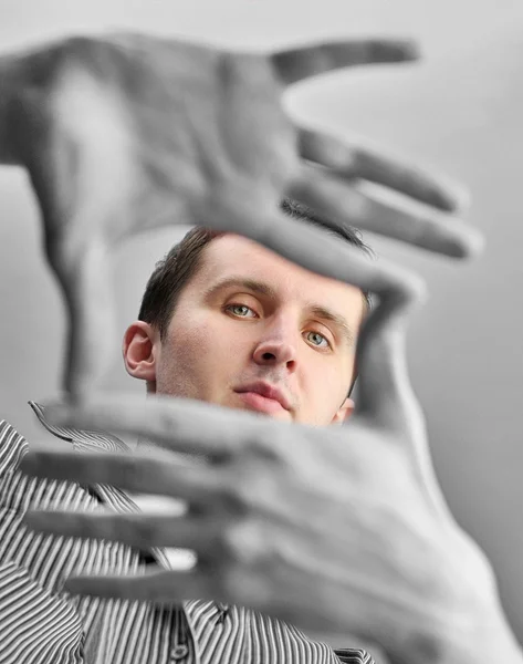 Чоловік з чорно-білим жестом — стокове фото