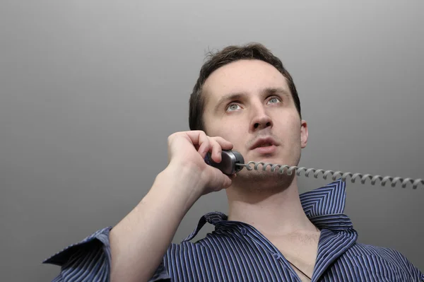 Чоловік розмовляє по телефону — стокове фото