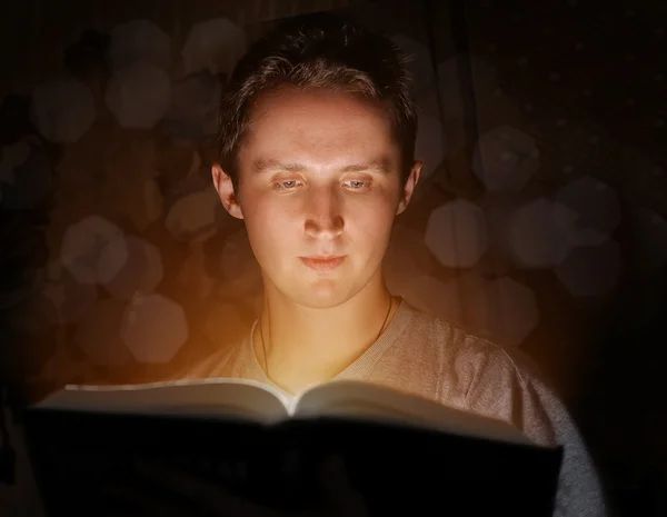 Homem leitura livro — Fotografia de Stock