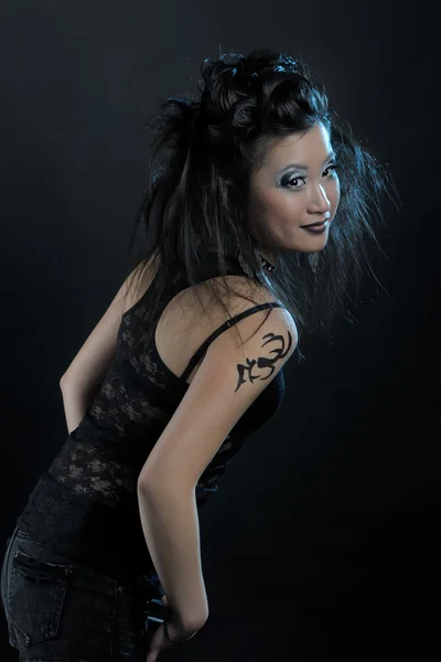 Gotiska asiatisk kvinna på svart bakgrund — Stockfoto
