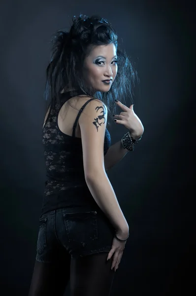 Gotische Aziatische vrouw op zwarte achtergrond — Stockfoto