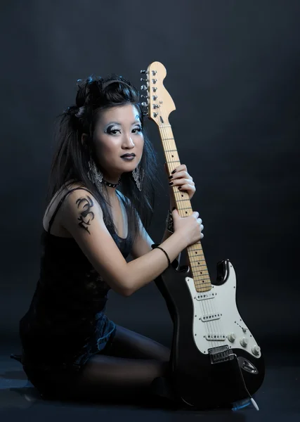 Γυναίκα ροκ με κιθάρα — Φωτογραφία Αρχείου