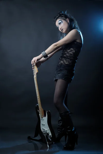 Femme rock avec guitare — Photo