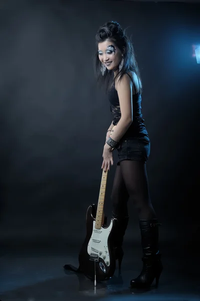 Femme rock avec guitare — Photo