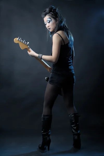 Donna rock con chitarra — Foto Stock