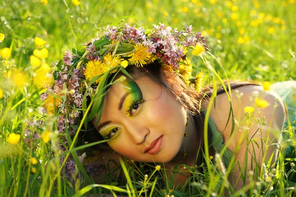 Ázsiai nő virágfüzér — Stock Fotó