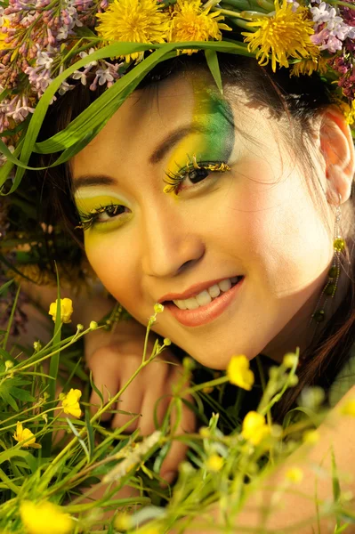 Asyalı kadın ile çelenk — Stok fotoğraf