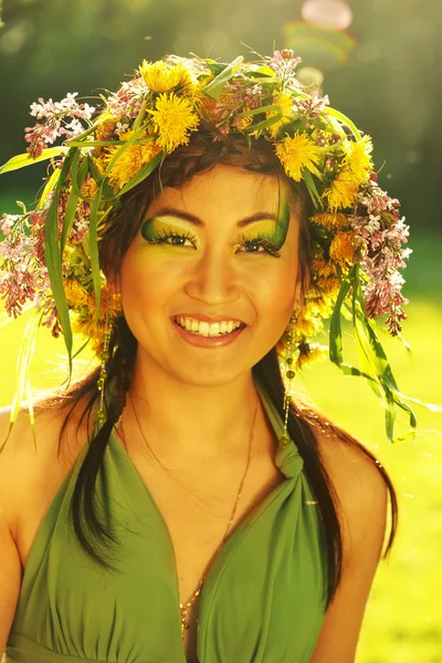 亚裔女子带花环 — 图库照片